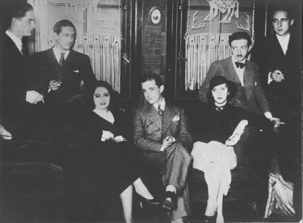 Foto en blanco y negro de un grupo de personas posando por un foto
El contenido generado por IA puede ser incorrecto.