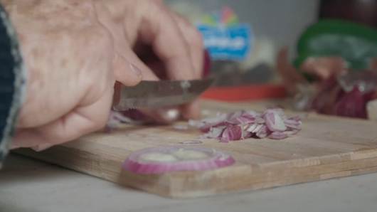 Imagen que contiene persona, interior, tabla, corte

El contenido generado por IA puede ser incorrecto.