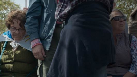 Imagen que contiene persona, hombre, parado, sostener

El contenido generado por IA puede ser incorrecto.