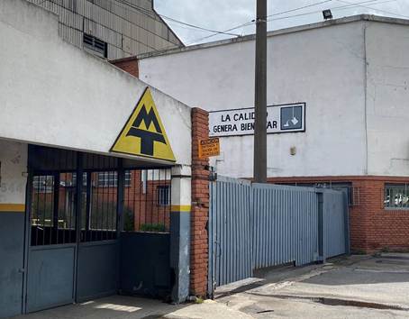 Edificio en medio de la calle
El contenido generado por IA puede ser incorrecto.
